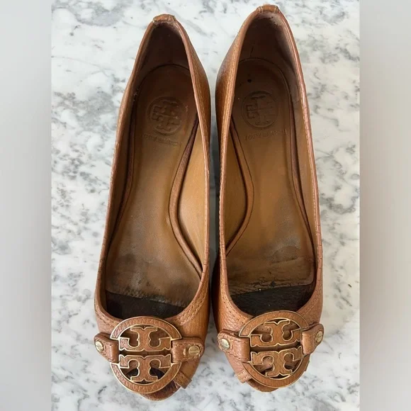 Tory Burch Camel/Tan Pebble Leather Peep Toe Mini Wedges, Size 7.5 - Picture 6 of 6
